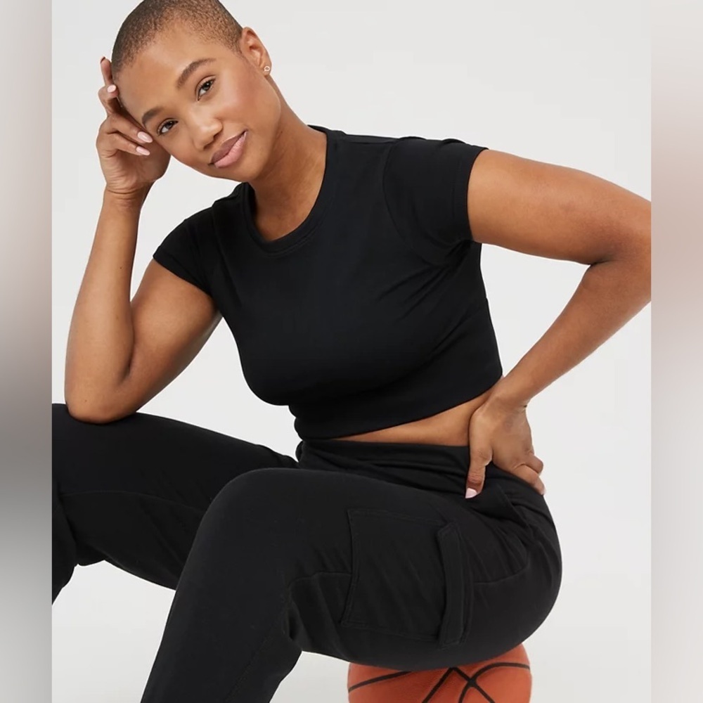 OFFLINE By Aerie Sidewalk Seamless Cropped Athletic Shortsleeve Black T-Shirt - Picture 14 of 14